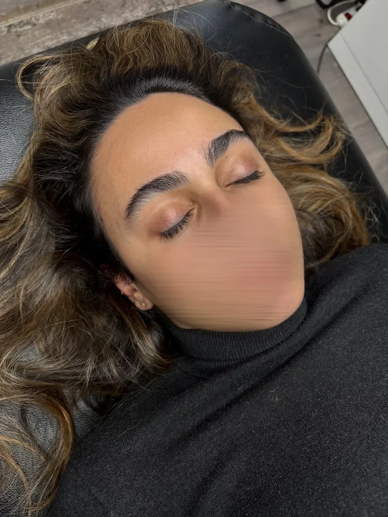 Kits de soin après browlift remis aux clientes du studio